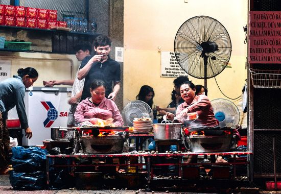 Cooking class con gli chef vietnamiti: esperienza autentica tra i sapori di Hoi An.