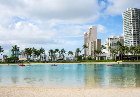 Una tra le mete più suggestive e sognate dai turisti è senz’altro Oahu, la terza isola per estensione dell’arcipelago delle Hawaii. Dal mare cristallino e dal clima caldo e temperato, è Oahu ad ospitare la capitale Honolulu e la famosa Pearl Harbor.  Di o