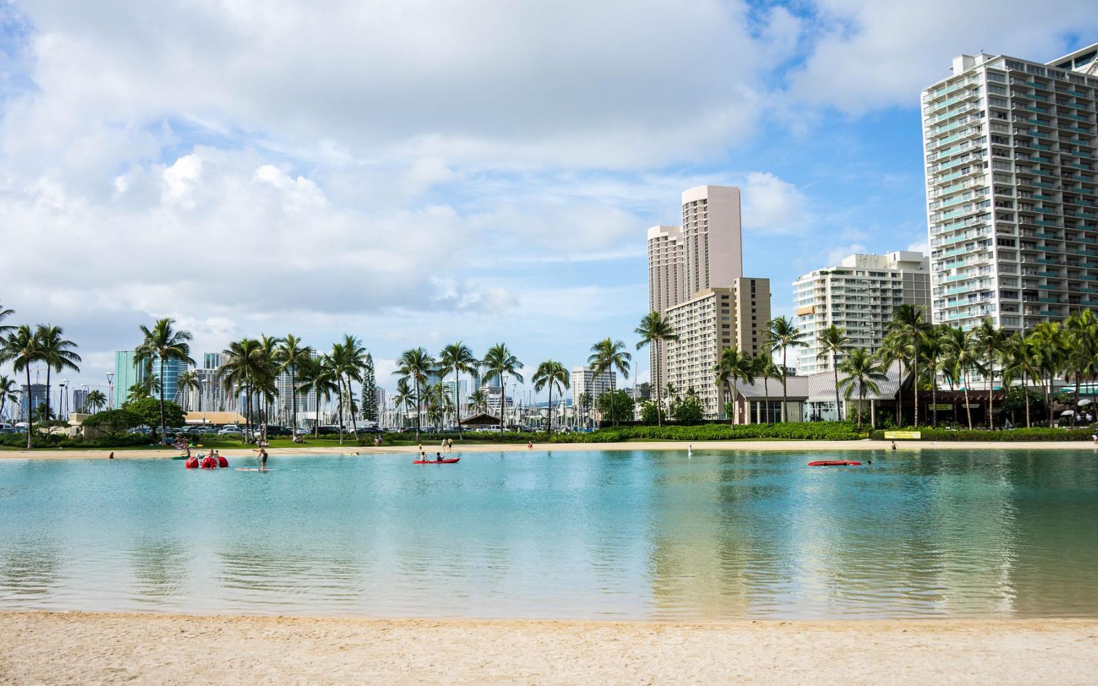 Una tra le mete più suggestive e sognate dai turisti è senz’altro Oahu, la terza isola per estensione dell’arcipelago delle Hawaii. Dal mare cristallino e dal clima caldo e temperato, è Oahu ad ospitare la capitale Honolulu e la famosa Pearl Harbor.  Di o