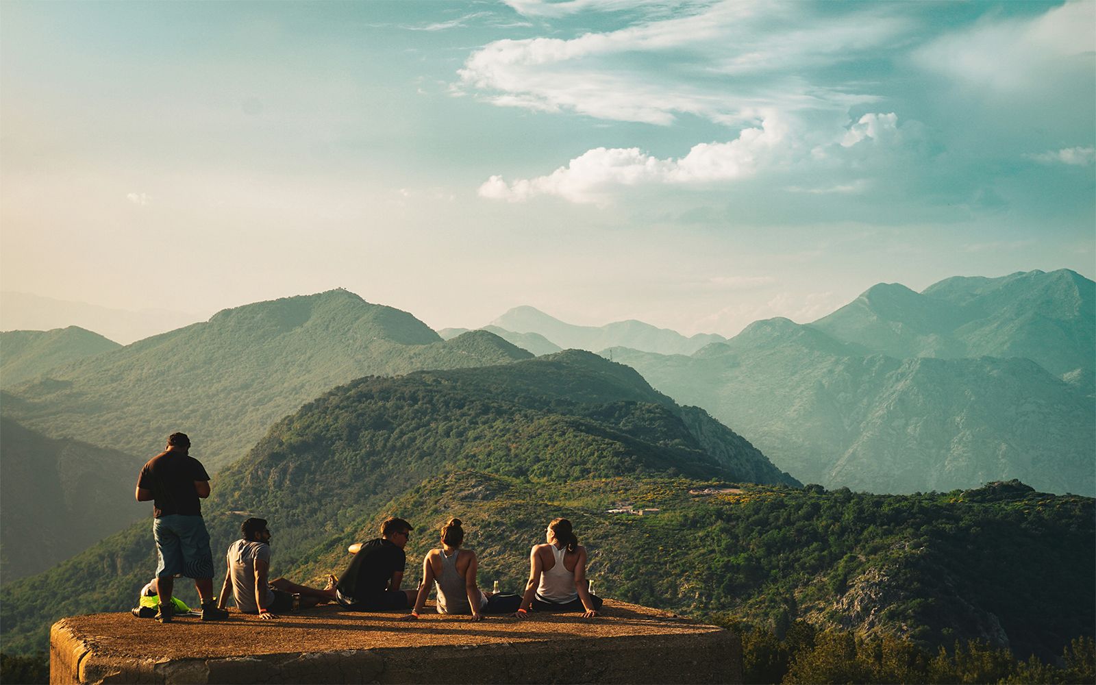 Viaggiare da soli in gruppo alla scoperta del mondo