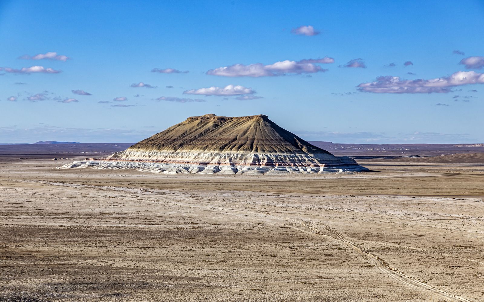 Kazakistan on the road: dalle montagne al deserto
