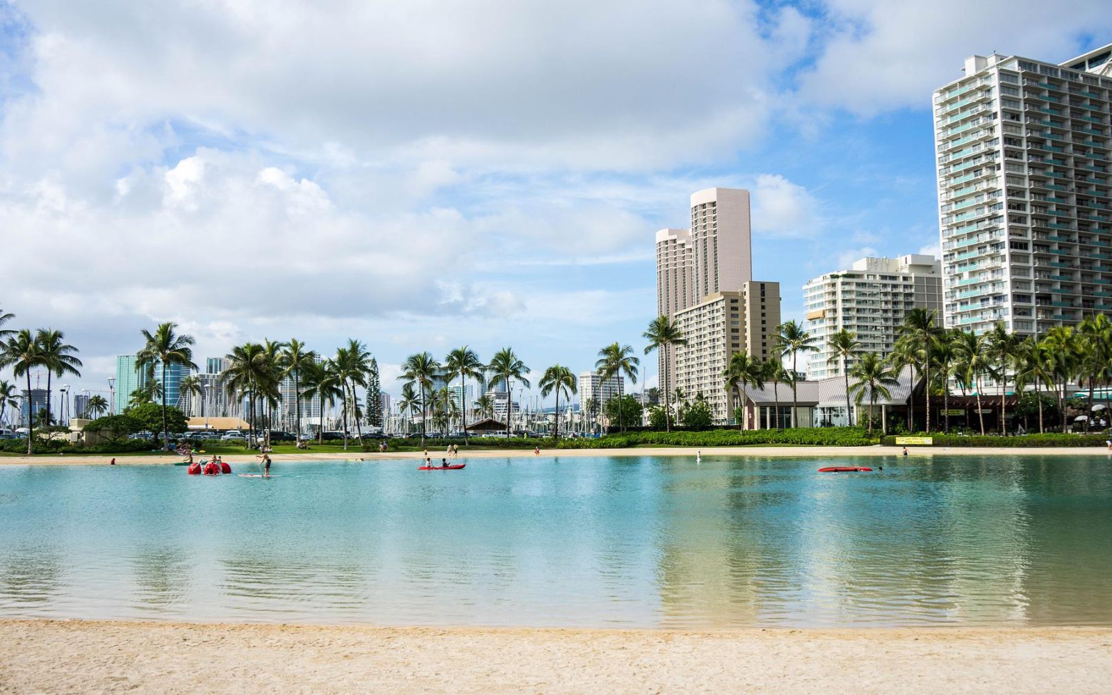 Una tra le mete più suggestive e sognate dai turisti è senz’altro Oahu, la terza isola per estensione dell’arcipelago delle Hawaii. Dal mare cristallino e dal clima caldo e temperato, è Oahu ad ospitare la capitale Honolulu e la famosa Pearl Harbor.  Di o